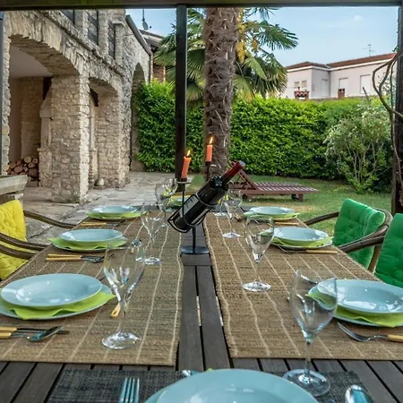 Wunderschoen Eingerichtete Villa Mit Pool Und Garten Vizinada