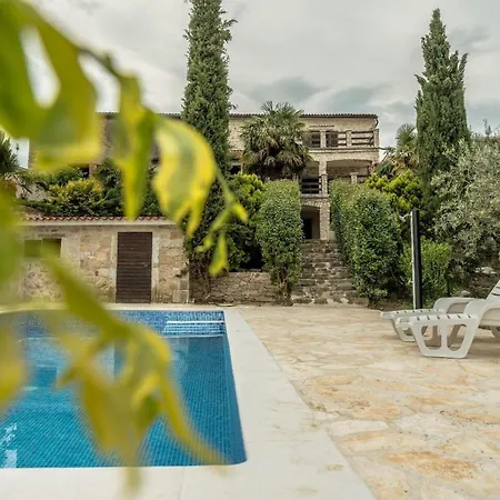 Wunderschoen Eingerichtete Villa Mit Pool Und Garten