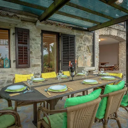 Holiday home Wunderschoen Eingerichtete Villa Mit Pool Und Garten *